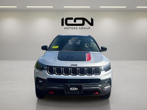 Silver Zynith Metallic Clearcoat 2024 Jeep Compass Trailhawk