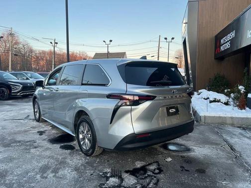 2024 Toyota Sienna LE