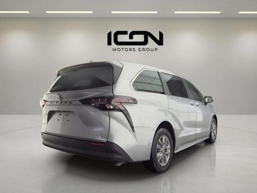 2024 Toyota Sienna LE
