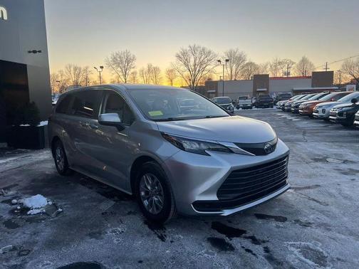 2024 Toyota Sienna LE