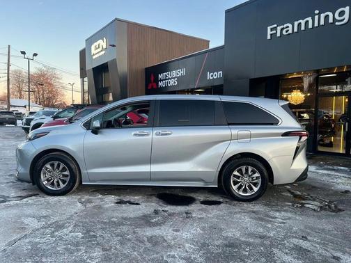 2024 Toyota Sienna LE