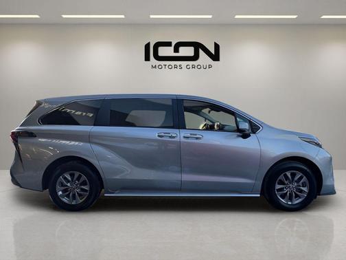 2024 Toyota Sienna LE