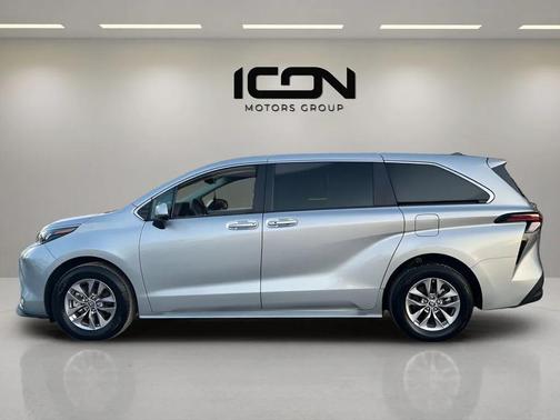 2024 Toyota Sienna LE
