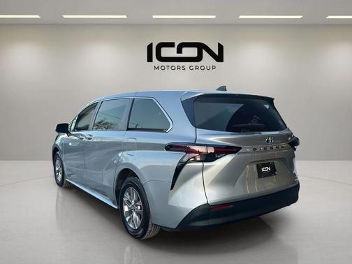 2024 Toyota Sienna LE