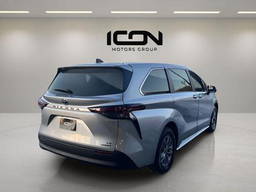 2024 Toyota Sienna LE