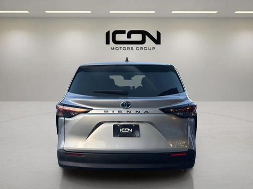 2024 Toyota Sienna LE