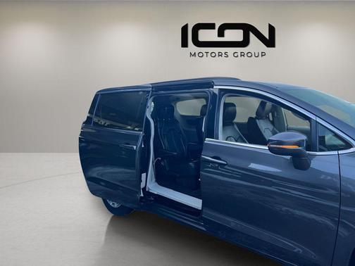 Granite Crystal Metallic Clearcoat 2022 Chrysler Pacifica Touring L