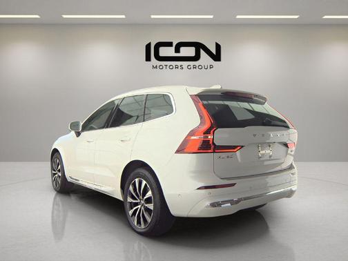 Crystal White Metallic 2023 Volvo XC60 B5 Plus Bright Theme