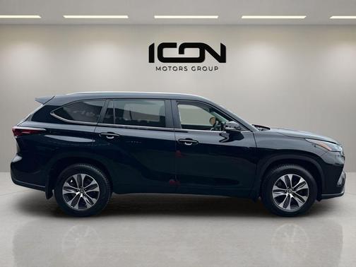 Midnight Black Metallic 2025 Toyota Highlander XLE