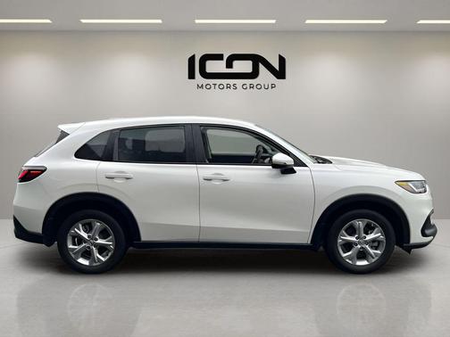 Platinum White Pearl 2025 Honda HR-V LX