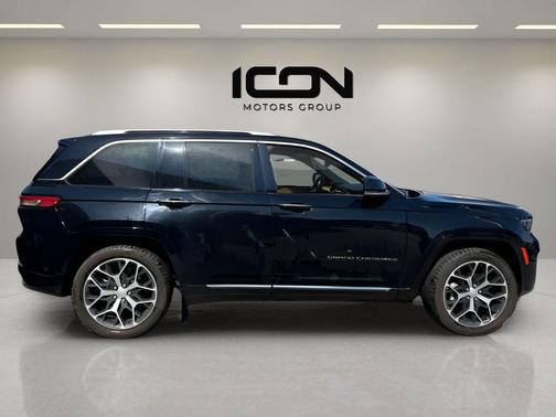 Diamond Black Crystal Pearlcoat 2023 Jeep Grand Cherokee Summit