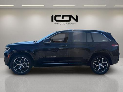 Diamond Black Crystal Pearlcoat 2023 Jeep Grand Cherokee Summit