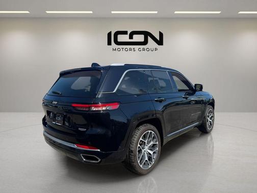 Diamond Black Crystal Pearlcoat 2023 Jeep Grand Cherokee Summit