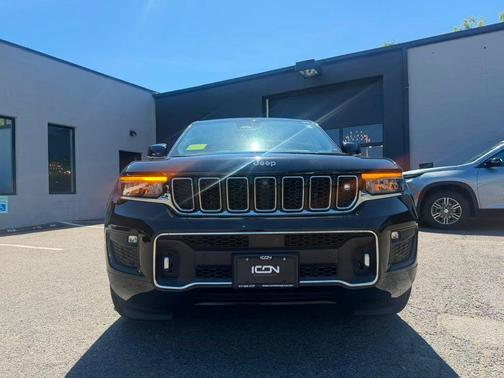 Diamond Black Crystal Pearlcoat 2023 Jeep Grand Cherokee Overland