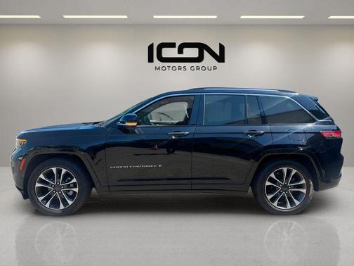 Diamond Black Crystal Pearlcoat 2023 Jeep Grand Cherokee Overland