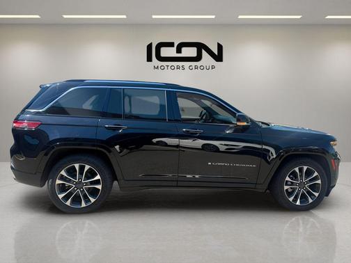 Diamond Black Crystal Pearlcoat 2023 Jeep Grand Cherokee Overland