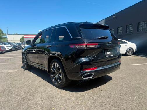 Diamond Black Crystal Pearlcoat 2023 Jeep Grand Cherokee Overland