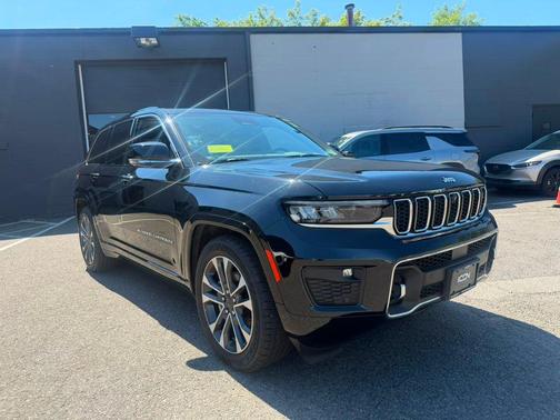 Diamond Black Crystal Pearlcoat 2023 Jeep Grand Cherokee Overland