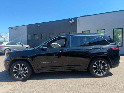 Diamond Black Crystal Pearlcoat 2023 Jeep Grand Cherokee Overland