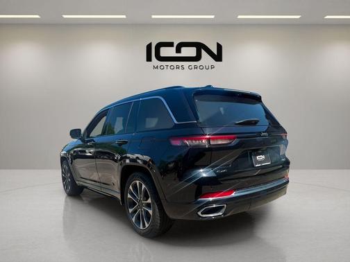 Diamond Black Crystal Pearlcoat 2023 Jeep Grand Cherokee Overland