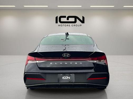 Abyss Black 2024 Hyundai ELANTRA SE