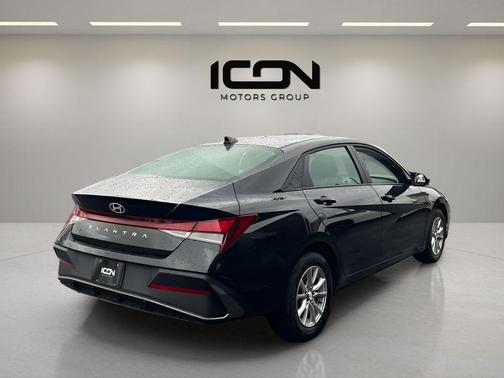 Abyss Black 2024 Hyundai ELANTRA SE