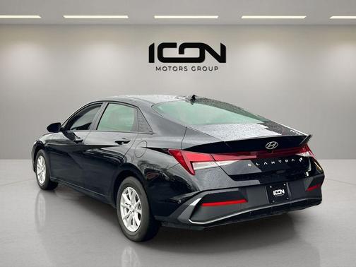 Abyss Black 2024 Hyundai ELANTRA SE
