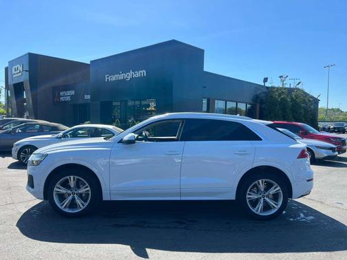 Glacier White Metallic 2023 Audi Q8 55 Premium Plus