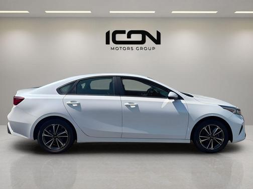 Snow White Pearl 2024 Kia Forte LXS
