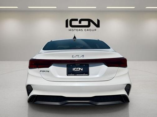 Snow White Pearl 2024 Kia Forte LXS
