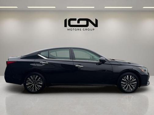 Super Black 2025 Nissan Altima 2.5 SV