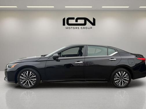 Super Black 2025 Nissan Altima 2.5 SV