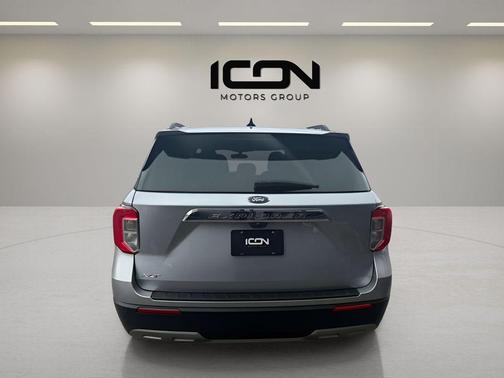 Iconic Silver Metallic 2024 Ford Explorer XLT