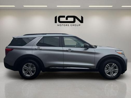 Iconic Silver Metallic 2024 Ford Explorer XLT