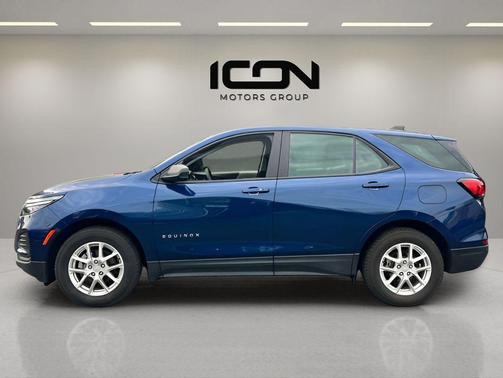 Blue Glow Metallic 2022 Chevrolet Equinox LS