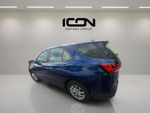 Blue Glow Metallic 2022 Chevrolet Equinox LS