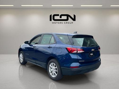 Blue Glow Metallic 2022 Chevrolet Equinox LS