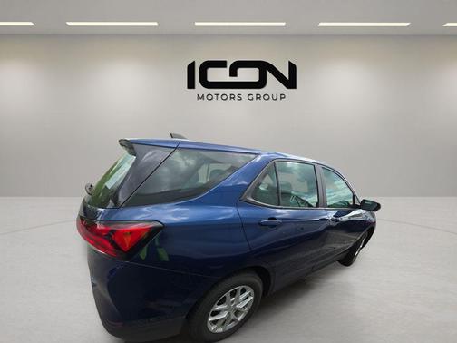 Blue Glow Metallic 2022 Chevrolet Equinox LS