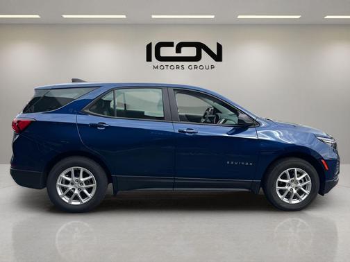 Blue Glow Metallic 2022 Chevrolet Equinox LS