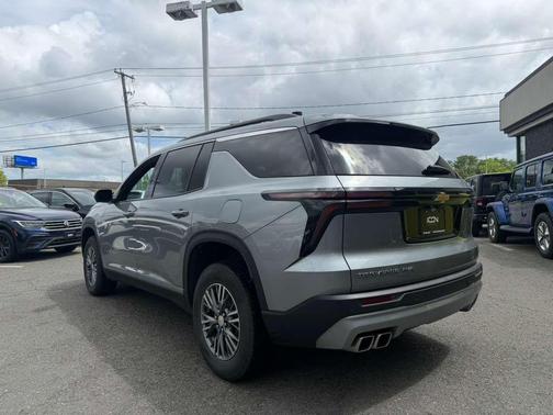 Sterling Gray Metallic 2024 Chevrolet Traverse LT