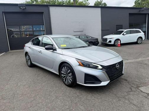 Brilliant Silver Metallic 2024 Nissan Altima 2.5 SV