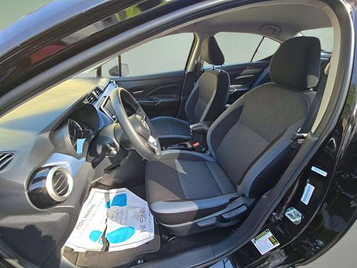 Super Black 2025 Nissan Versa 1.6 SV