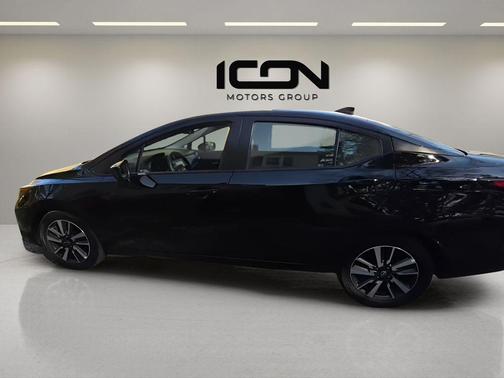 Super Black 2025 Nissan Versa 1.6 SV
