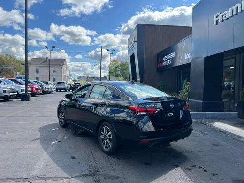 Super Black 2025 Nissan Versa 1.6 SV