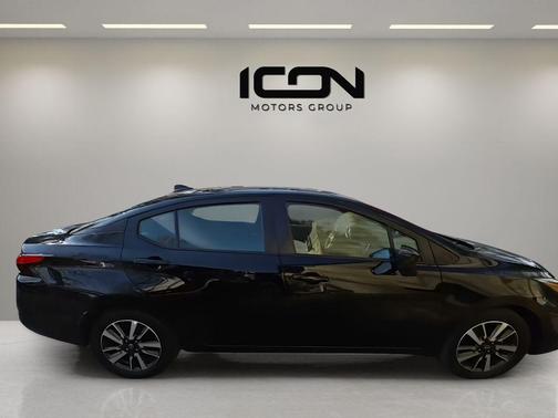 Super Black 2025 Nissan Versa 1.6 SV
