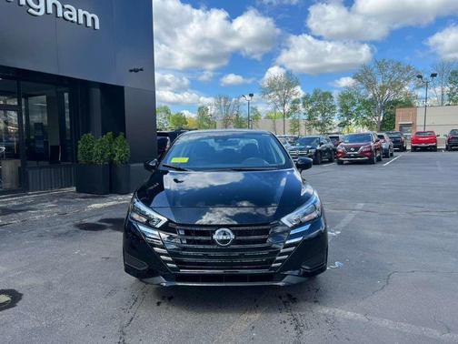 Super Black 2025 Nissan Versa 1.6 SV