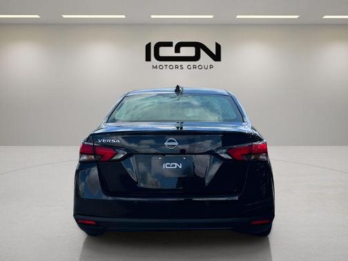 Super Black 2025 Nissan Versa 1.6 SV