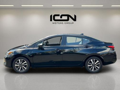 Super Black 2025 Nissan Versa 1.6 SV