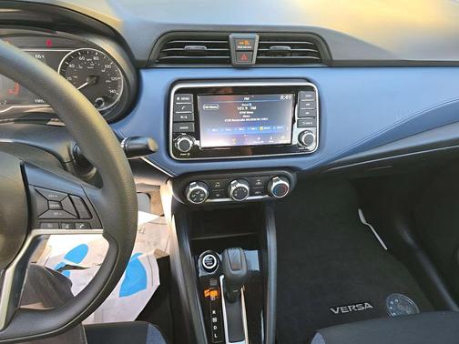 Super Black 2025 Nissan Versa 1.6 SV