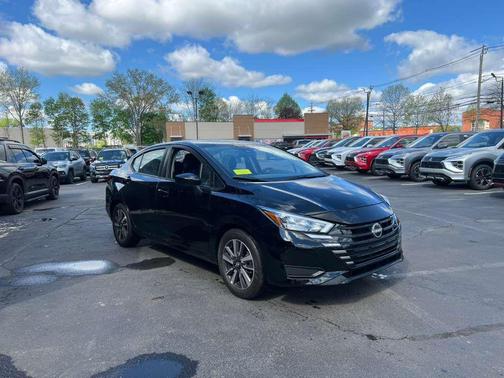 Super Black 2025 Nissan Versa 1.6 SV
